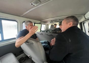 Мурдагы президент Алмазбек Атамбаевдин тарапташтары колониянын жанында митинг өткөрүп жатышат