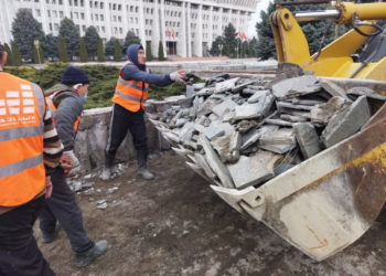 Ак Үйдүн алдындагы таман таштар жаңысына алмаштырылып жатат