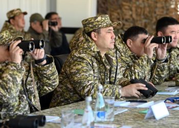 Ысык-Көлдө «Байрактарды» колдонуу менен машыгуу өтүп, ага Садыр Жапаров менен Камчыбек Ташиев катышууда