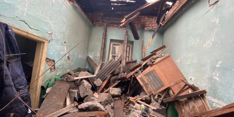 Бишкекте көп кабаттуу үйдүн дубалы коңшу жайгашкан үйгө урап түштү