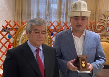 Жеңишбек Жумакадыр «Эл акыны» сыйлыгын колуна алды