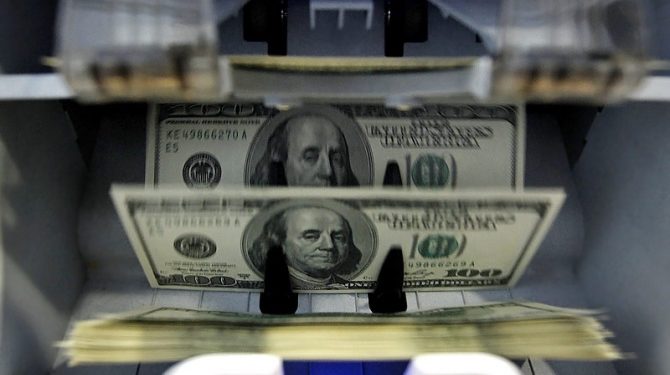 Доллар менен кредит алгандар эмне болот? Министрлер кабинети план иштеп чыгууда