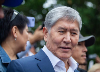 «Кордосоңор да, сындыра албайсыңар! Мен башкаларга окшоп ырайым сурап арыз жазбайм». Атамбаев Жапаровго жооп кайтарды