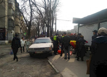 Бишкекте айдоочу аялдамада тургандарды сүзүп кетип, бала көтөрүп турган келин ооруканага жеткирилди