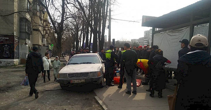 Бишкекте айдоочу аялдамада тургандарды сүзүп кетип, бала көтөрүп турган келин ооруканага жеткирилди