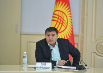 «Баткен аркылуу кумшекер, ун, өсүмдүк майы өтпөсүн». Ташиев жооптуу ар бир жетекчини ордунан тургузуп, катуу эскертти