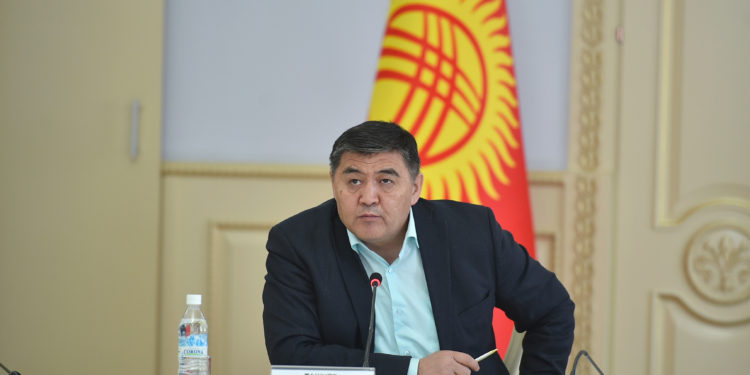 «Баткен аркылуу кумшекер, ун, өсүмдүк майы өтпөсүн». Ташиев жооптуу ар бир жетекчини ордунан тургузуп, катуу эскертти