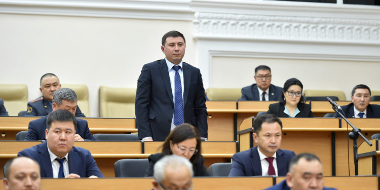 «Кызматка татыктуу эмес болсо бошотуш керек» деп президент сөз кылган аткаминер сөгүш эле алды