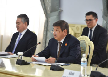 Садыр Жапаров Швейцарияга барабы? Акылбек Жапаров расмий сапар уюштурууну сунуштады