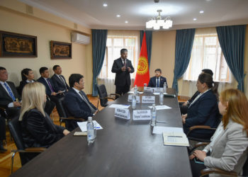 «Кыргызстанга чет элдик түз инвестициянын агымы 30 пайызга өстү». Жапаров жамаатка Сабировду тааныштырды