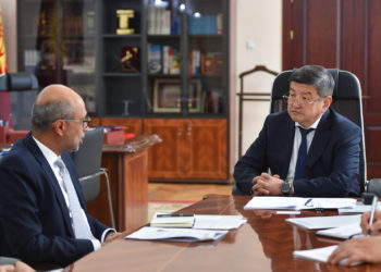 «Манас» аэропортун модернизациялоо боюнча сунуштарды тездетүү талкууланды