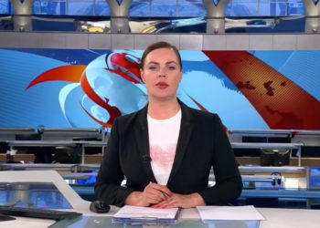 «Время» берүүсүндөгү акция. Алып баруучу Екатерина Андреева студиядагы окуяга кантип чыдаган сырын бөлүштү