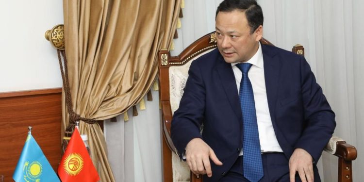 Министр Руслан Казакбаев Казакстандан чек арадан өтүүнү калыбына келтирүүнү өтүндү