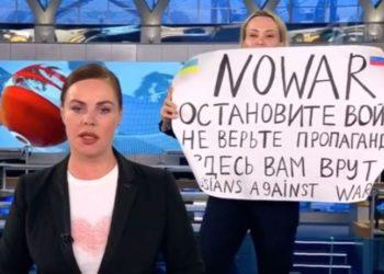 Биринчи каналдын кызматкери «Время» берүүсүнүн эфиринде согушту токтотууга чакырды