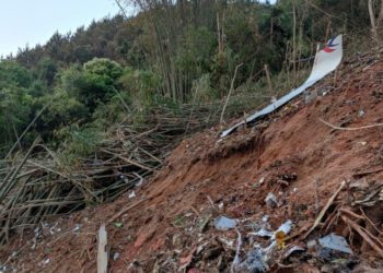 Кытайда кулап түшкөн учактын жүргүнчүлөрүнүн аман калганы да, каза болгону да табыла элек