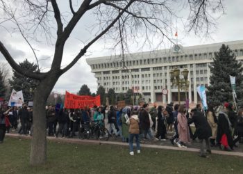 Аялдардын укугун коргоого багытталган жөө жүрүш «согушка каршыбыз» деген чакырык менен өттү