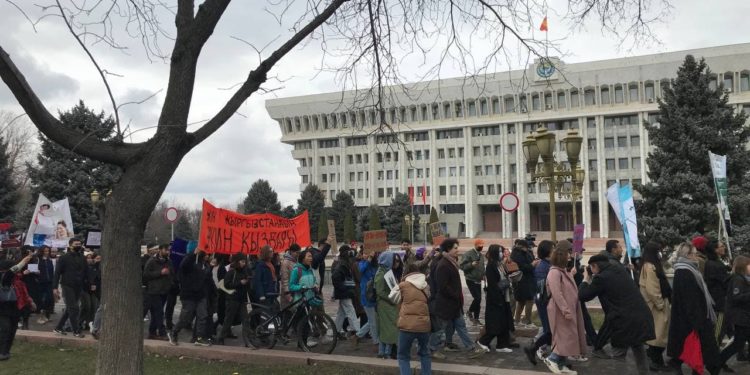 Аялдардын укугун коргоого багытталган жөө жүрүш «согушка каршыбыз» деген чакырык менен өттү