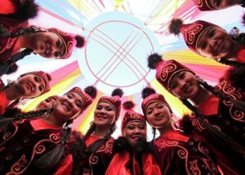 «Аял жылмайса — аалам жылмаят». Президент Садыр Жапаров Аялдардын эл аралык күнү менен куттуктады