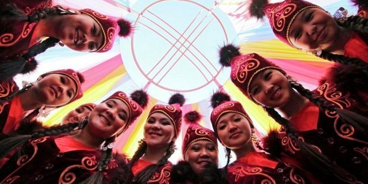 «Аял жылмайса — аалам жылмаят». Президент Садыр Жапаров Аялдардын эл аралык күнү менен куттуктады