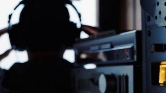 УКМК жарандарды соттун чечими жок эле тыңшай алат. Парламент мыйзамды кабыл алды