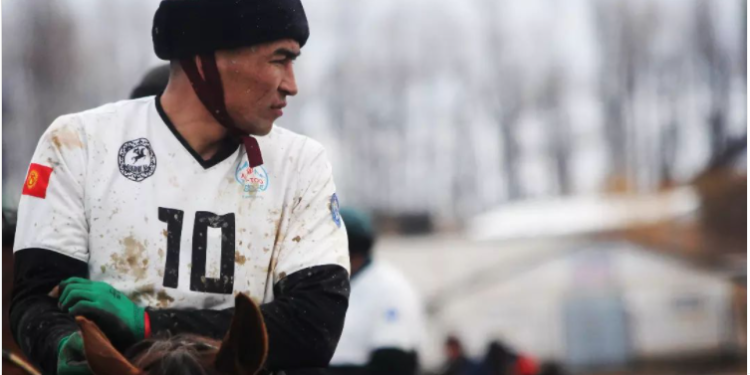 «Сарсанаа болбоңуздар. Ден соолугум мыкты». Манас Ниязов оюнда жаракат алгандан кийин үн катты