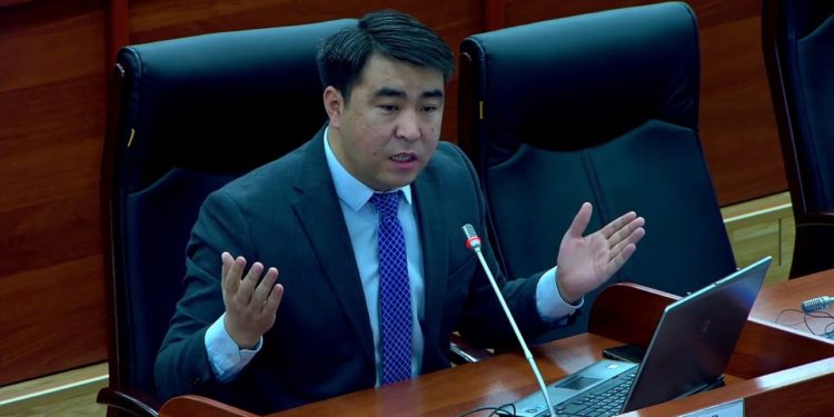 Акаев: «Бир аптадан бери Орусия менен Беларустан IT-адистер бизди арзан өлкө деп келип жатышат»