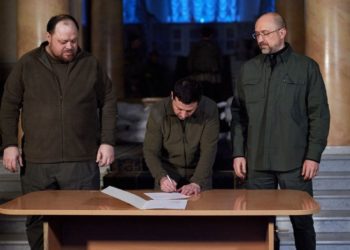 Зеленский Украинанын Европалык союзга мүчө катары кириши боюнча билдирмеге кол койду