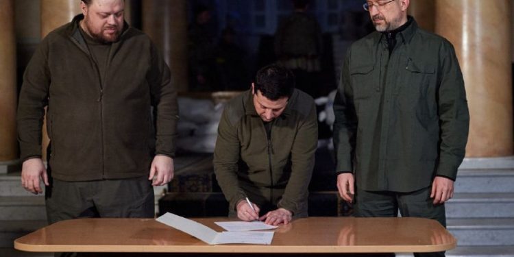 Зеленский Украинанын Европалык союзга мүчө катары кириши боюнча билдирмеге кол койду