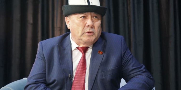 Депутат: «Сомдун курсун көрүп жатасыңарбы? Пенсияны токтоосуз көтөргүлө»