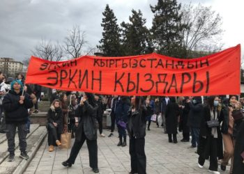Бишкекте аялдардын укугун коргоого багытталган жөө жүрүш өтүп жатат
