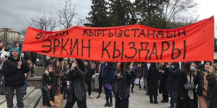 Бишкекте аялдардын укугун коргоого багытталган жөө жүрүш өтүп жатат