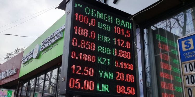 💸Бишкекте доллардын баасы 100 сомдук чектен өттү