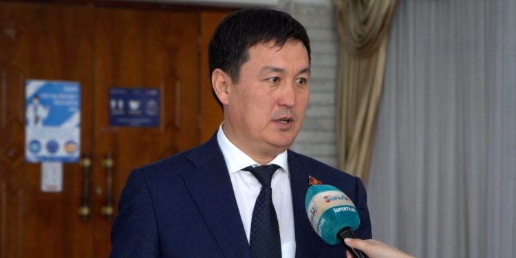 Депутат Коргонбай уулу: «Биздин үй-бүлө азык-түлүктү күнүмдүк эле сатып алат. Ачка калган эч ким жок»