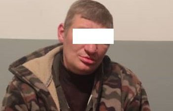 Жайылда аял кишини токмоктоп өлтүрүүгө кошунасы шектелип кармалды