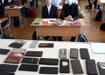 Икрамов: «Сабак учурунда окуучуларга уюлдук телефонду колдонууга тыюу салуу керек болуп жатат»