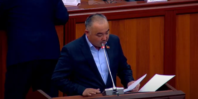Депутат: «Акаевчи, Бакиевчи, Атамбаевчи, Жээнбековчу деген сөздөрдөн арылышыбыз керек»