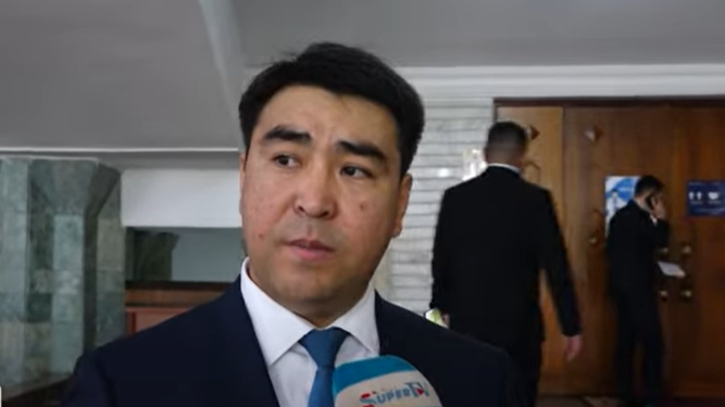 Акаев Украинадагы кырдаал боюнча: «Ойгонуп эле согуш басылдыбы деп карап жатам»