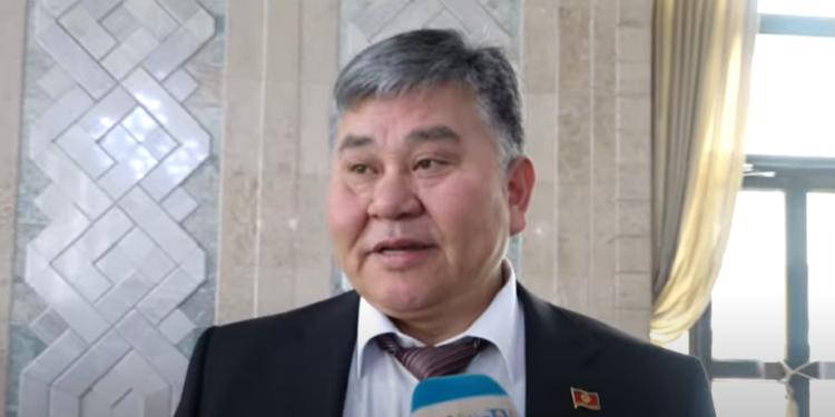 Депутат Сатыбалдиев Украинадагы кырдаал боюнча: «Согуш деген жаман, ал болбош керек»