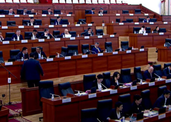 Депутаттар Украинадагы окуяларга байланыштуу Министрлер кабинетинин маалыматын жабык эшик артында угуп жатышат