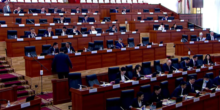 Депутаттар Украинадагы окуяларга байланыштуу Министрлер кабинетинин маалыматын жабык эшик артында угуп жатышат