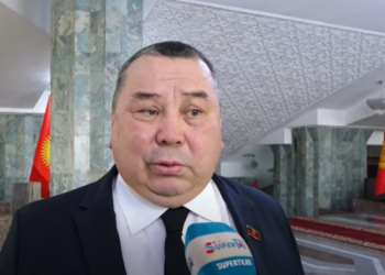 Депутат Түлөбаев: «Айлыгымды алсам, эки кызыма 1 граммдан болсо да алтын алып, ырым кылайын деп жатам»