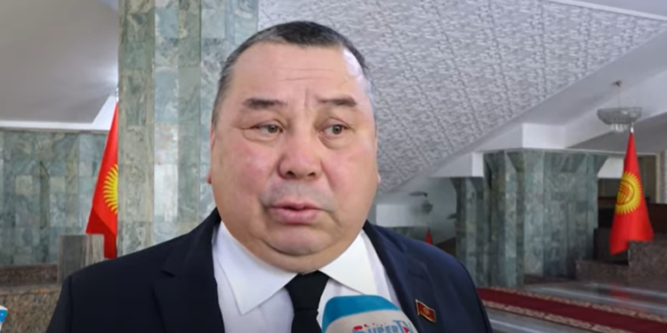 Депутат Түлөбаев: «Айлыгымды алсам, эки кызыма 1 граммдан болсо да алтын алып, ырым кылайын деп жатам»