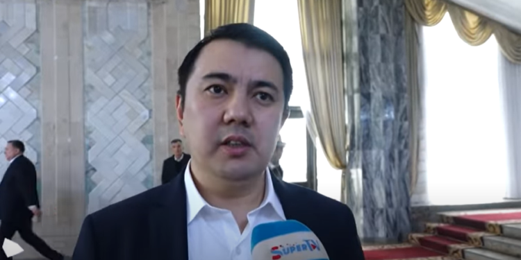 Депутат Маматалиев: «Доллар же сом кармагандан көрө алтынды кармаса, ал туруктуу болот»