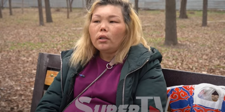 «Күйөөм «курсактагы балаң эле жетет деп» эки баламды тартып алды. Азыр барарга жерим жок» дейт жаш келин