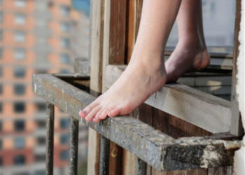 Ошто көп кабаттуу үйдөн эки окуучу кыз боюн таштап жиберип, бири мүрт кетти