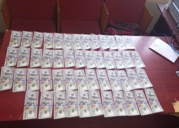 Кара-Сууда жасалма долларларды сатууга аракет кылган жарандар кармалды