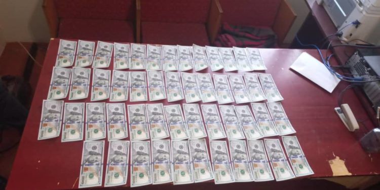 Кара-Сууда жасалма долларларды сатууга аракет кылган жарандар кармалды