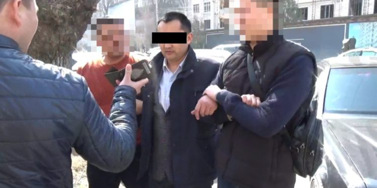 Экотехинспекциянын инспектору 30 миң сом талап кылууга шектелип кармалды