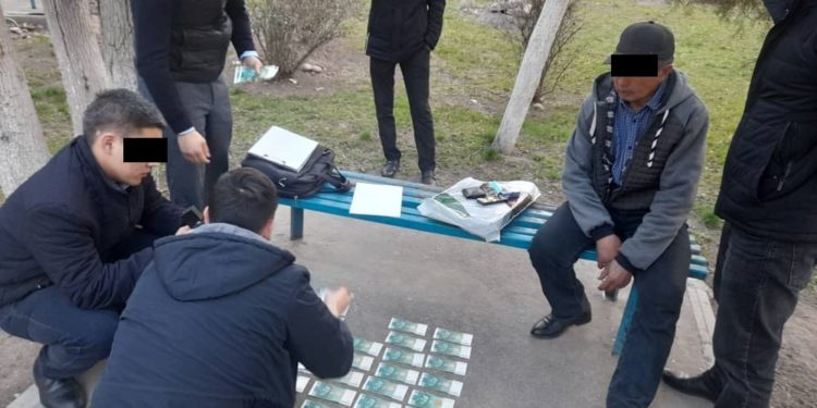 УКМКнын кызматкеримин деп алдап, 300 миң сом талап кылган жаран кармалды