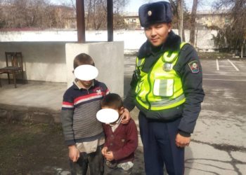 Бишкекте ойноп жатып, жоголуп кеткен 11 жана 6 жаштагы бир туугандар табылып, ата-энесине өткөрүп берилди